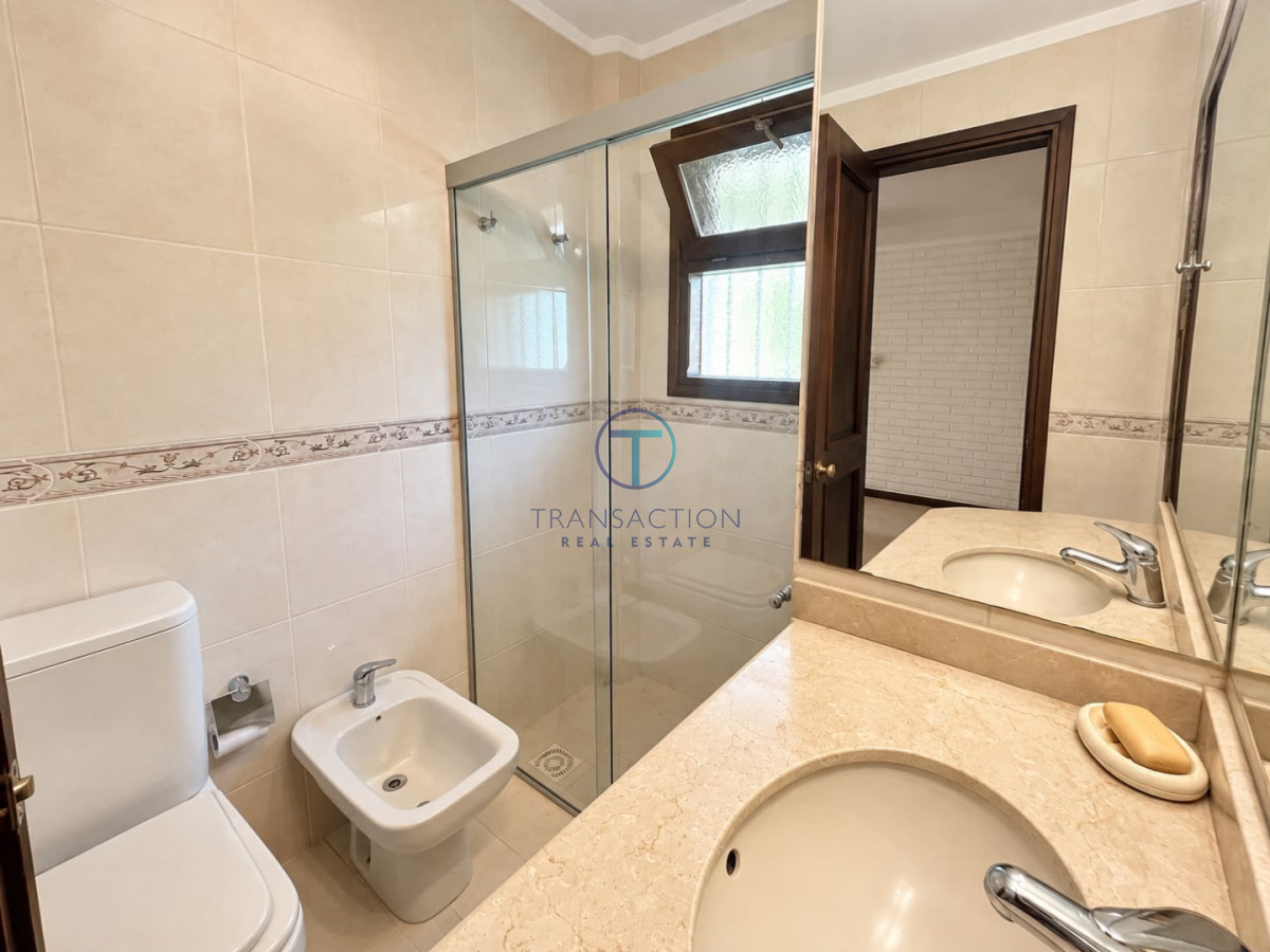 Casa ID.1352/-Casa-de-4-Dormitorios-y-Piscina-a-una-Cuadra-del-Mar- - Casa en alquiler temporario - 3 dormitorios y piscina - zona Punta Shopping