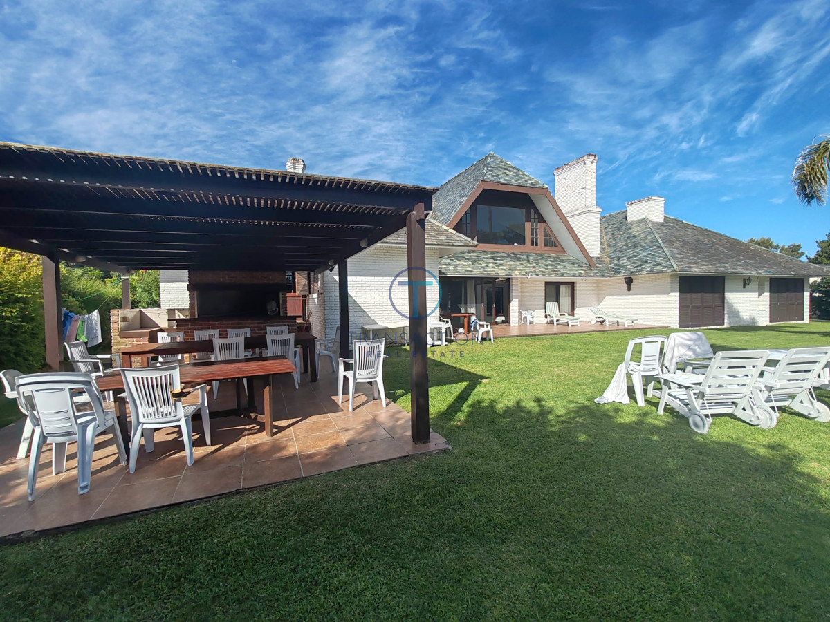 Casa ID.1389/Chacra-de-3-Hectáreas-a-La-Venta-en-La-Barra,-Punta-del-Este- - Gran casa a la venta ,Punta del Este, parada de la playa mansa