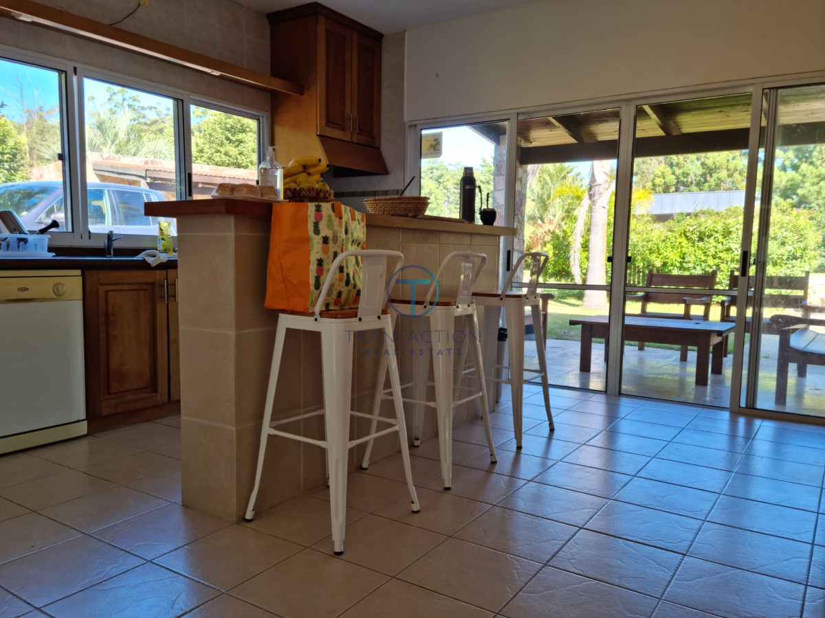 Casa ID.1463/Venta-de-casa-de-4-dormitorios-más-dependencia-y-hermosa-piscina-con-gran-parque-en-Playa-Mansa,-Punta-del-Este - Casa en Punta Ballena, Solanas