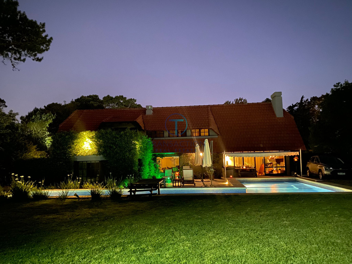 Casa ID.57/Casa-de-dos-Plantas-a-la-Venta-en-Rincón-del-Indio,-Punta-del-Este - VENTA CASA con piscina y 4 dormitorios en Punta del este ,Lugano