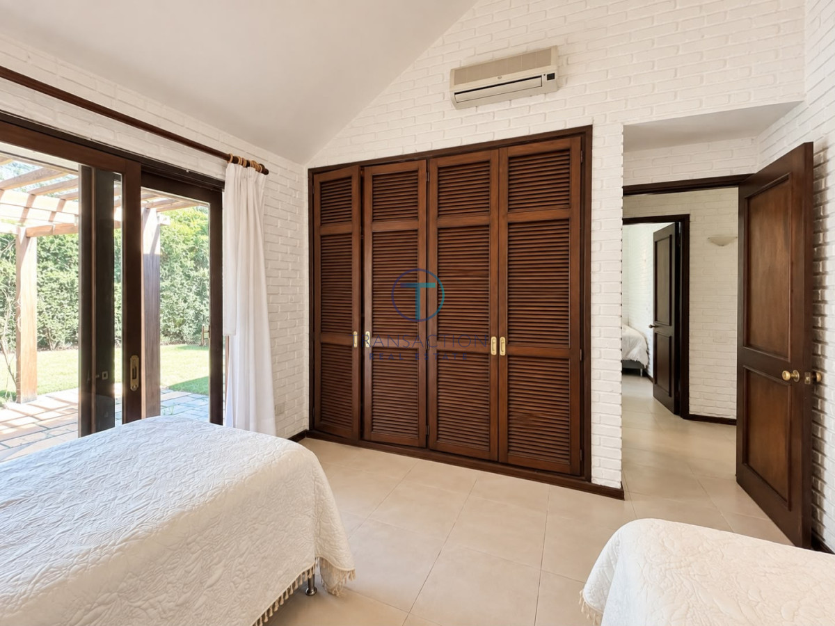 Casa ID.1352/-Casa-de-4-Dormitorios-y-Piscina-a-una-Cuadra-del-Mar- - Casa en alquiler temporario - 3 dormitorios y piscina - zona Punta Shopping