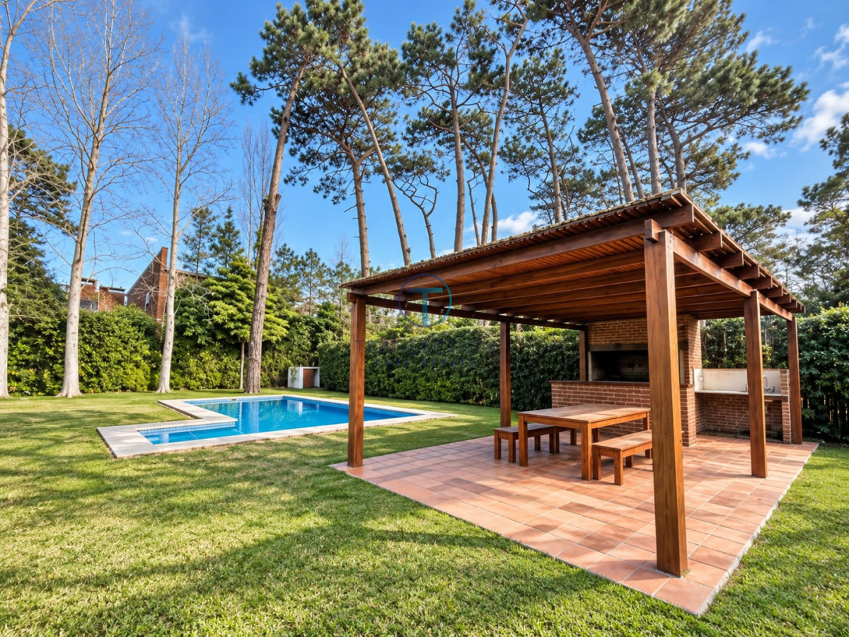 Casa ID.1352/-Casa-de-4-Dormitorios-y-Piscina-a-una-Cuadra-del-Mar- - Casa en alquiler temporario - 3 dormitorios y piscina - zona Punta Shopping