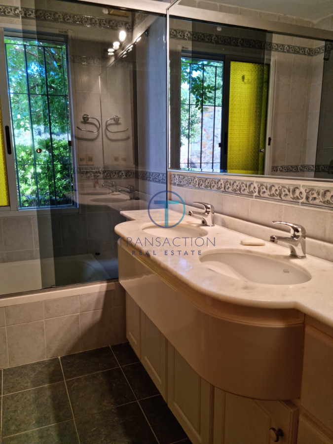 Casa ID.1463/Venta-de-casa-de-4-dormitorios-más-dependencia-y-hermosa-piscina-con-gran-parque-en-Playa-Mansa,-Punta-del-Este - Casa en Punta Ballena, Solanas
