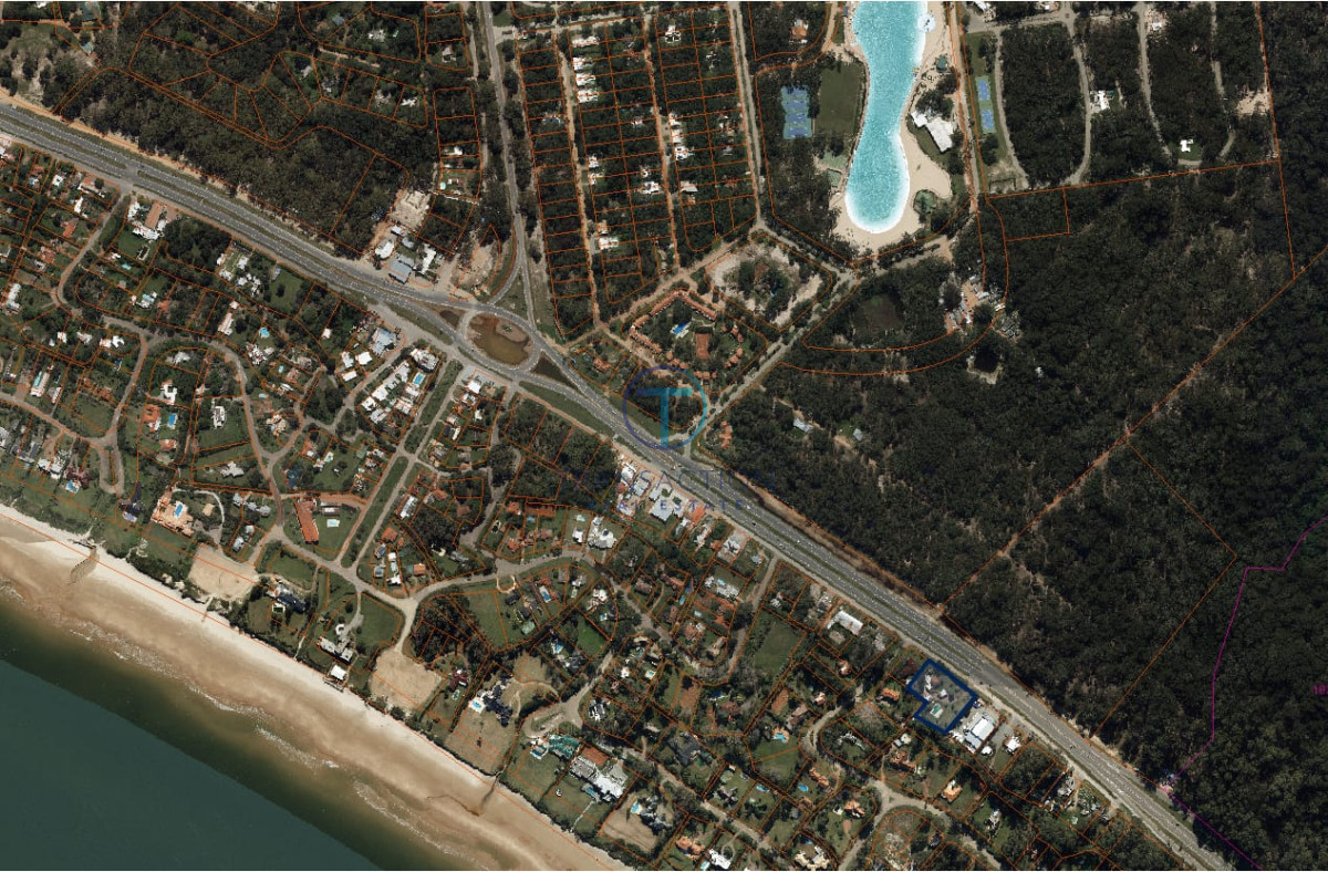 Casa ID.1463/Venta-de-casa-de-4-dormitorios-más-dependencia-y-hermosa-piscina-con-gran-parque-en-Playa-Mansa,-Punta-del-Este - Casa en Punta Ballena, Solanas