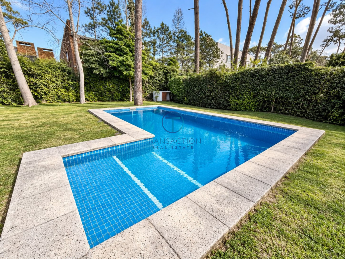 Casa ID.1352/-Casa-de-4-Dormitorios-y-Piscina-a-una-Cuadra-del-Mar- - Casa en alquiler temporario - 3 dormitorios y piscina - zona Punta Shopping