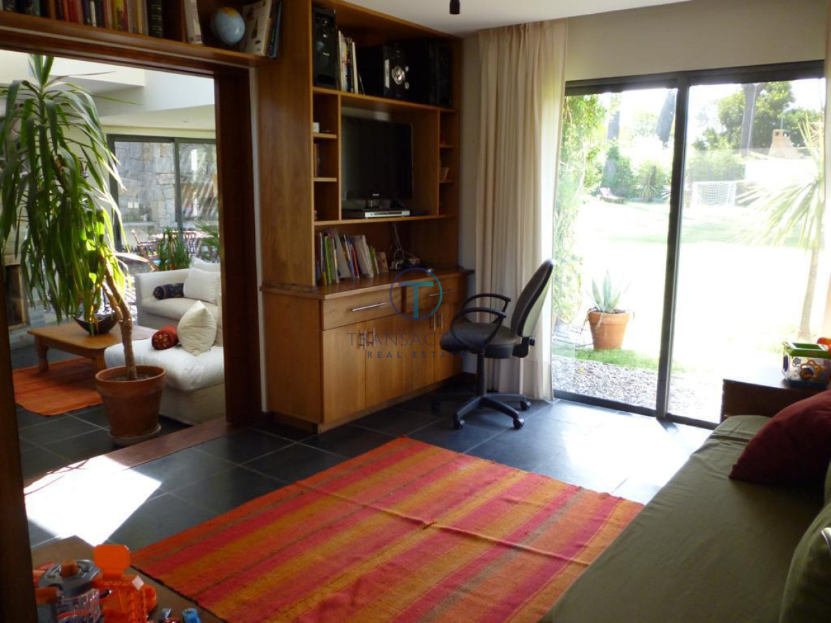 Casa ID.1079/-VENTA-CASA--Barrio-privado-La-Residence,-Punta-del-Este!- - Venta - Casa de 3 dormitorios, moderna, Marly- Punta del este
