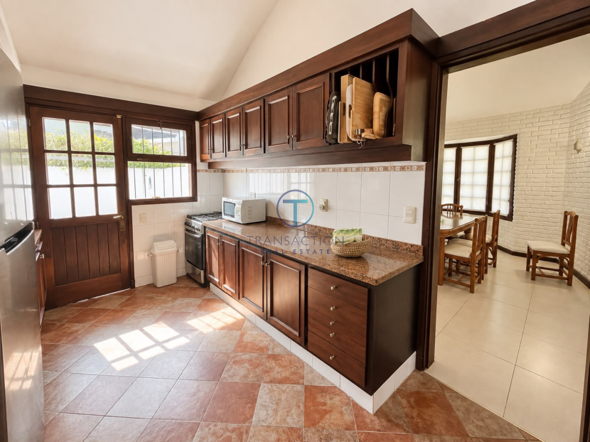 Casa ID.1352/-Casa-de-4-Dormitorios-y-Piscina-a-una-Cuadra-del-Mar- - Casa en alquiler temporario - 3 dormitorios y piscina - zona Punta Shopping