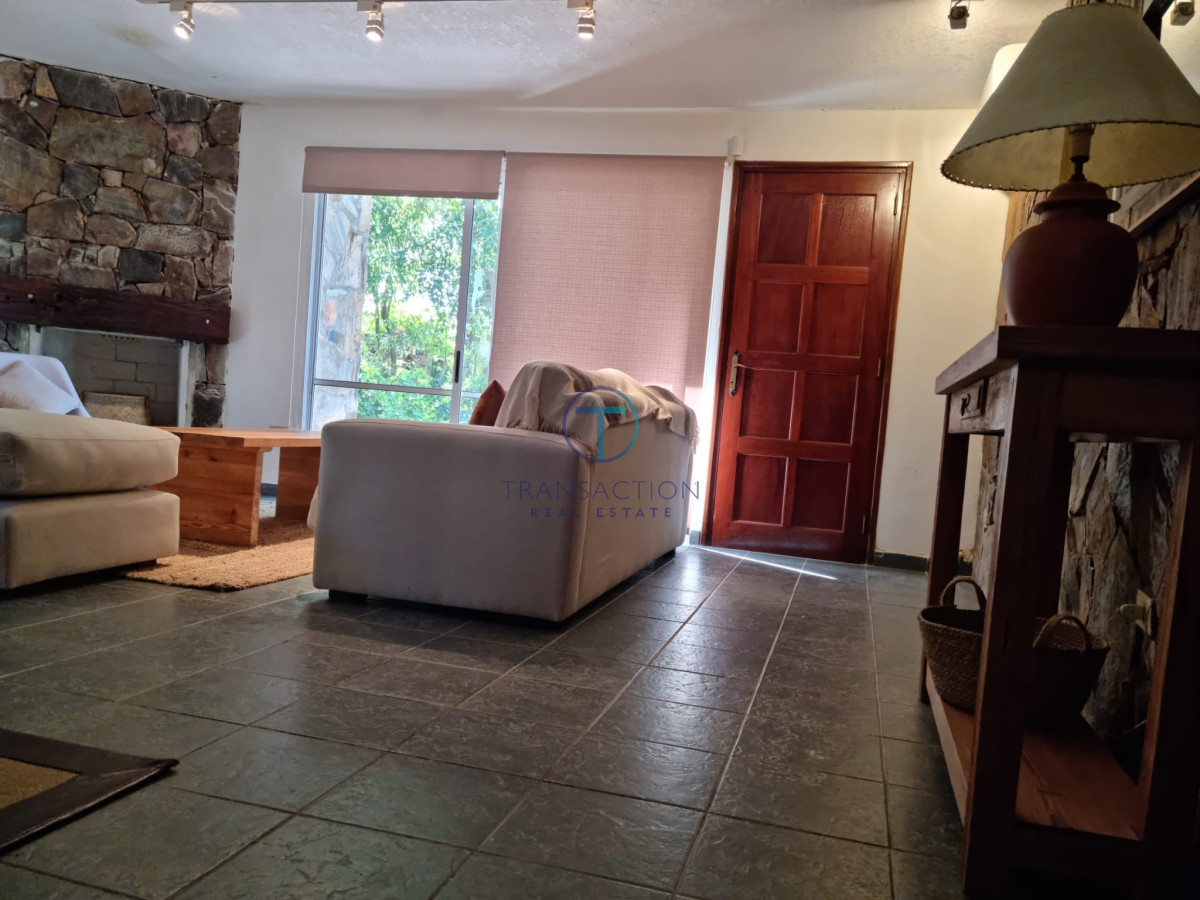 Casa ID.1463/Venta-de-casa-de-4-dormitorios-más-dependencia-y-hermosa-piscina-con-gran-parque-en-Playa-Mansa,-Punta-del-Este - Casa en Punta Ballena, Solanas