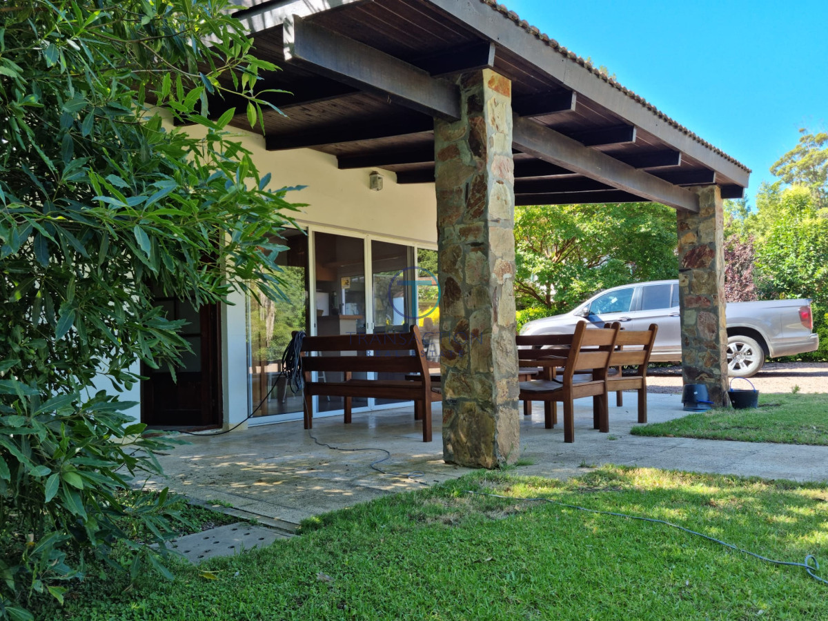 Casa ID.1463/Venta-de-casa-de-4-dormitorios-más-dependencia-y-hermosa-piscina-con-gran-parque-en-Playa-Mansa,-Punta-del-Este - Casa en Punta Ballena, Solanas