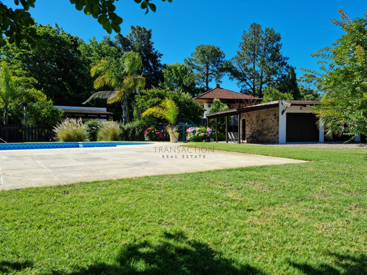 Casa ID.1463/Venta-de-casa-de-4-dormitorios-más-dependencia-y-hermosa-piscina-con-gran-parque-en-Playa-Mansa,-Punta-del-Este - Casa en Punta Ballena, Solanas