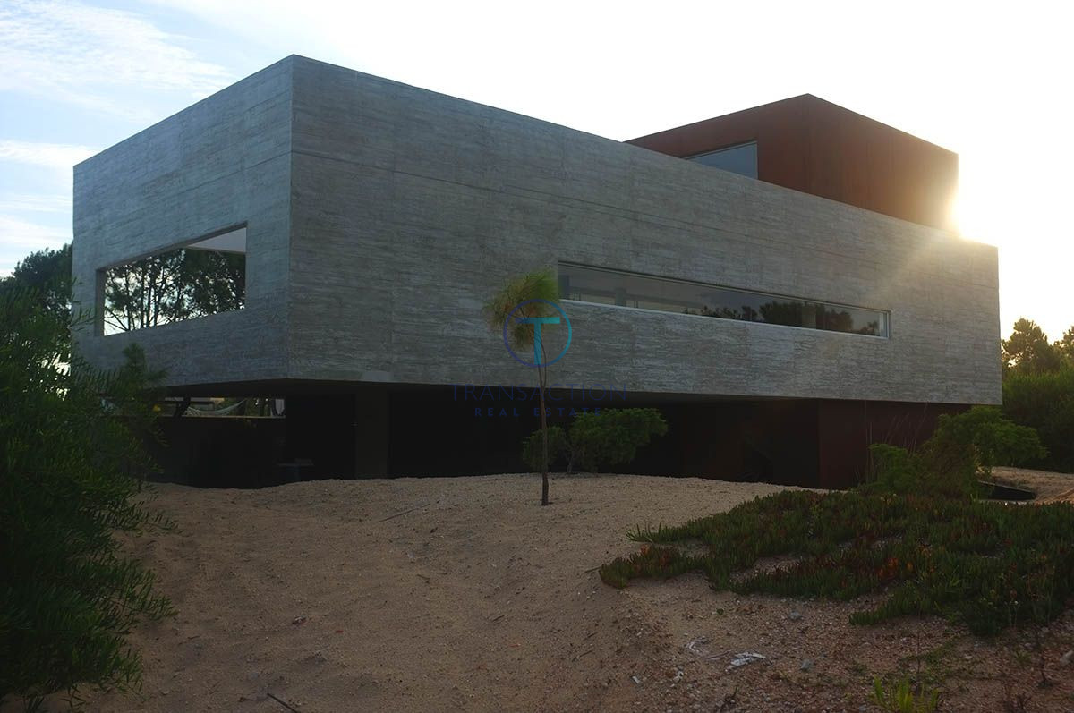 Casa ID.37 - Casa minimalista de 4 dormitorios sobre el mar en Arenas de J.Ignacio , Punta del este