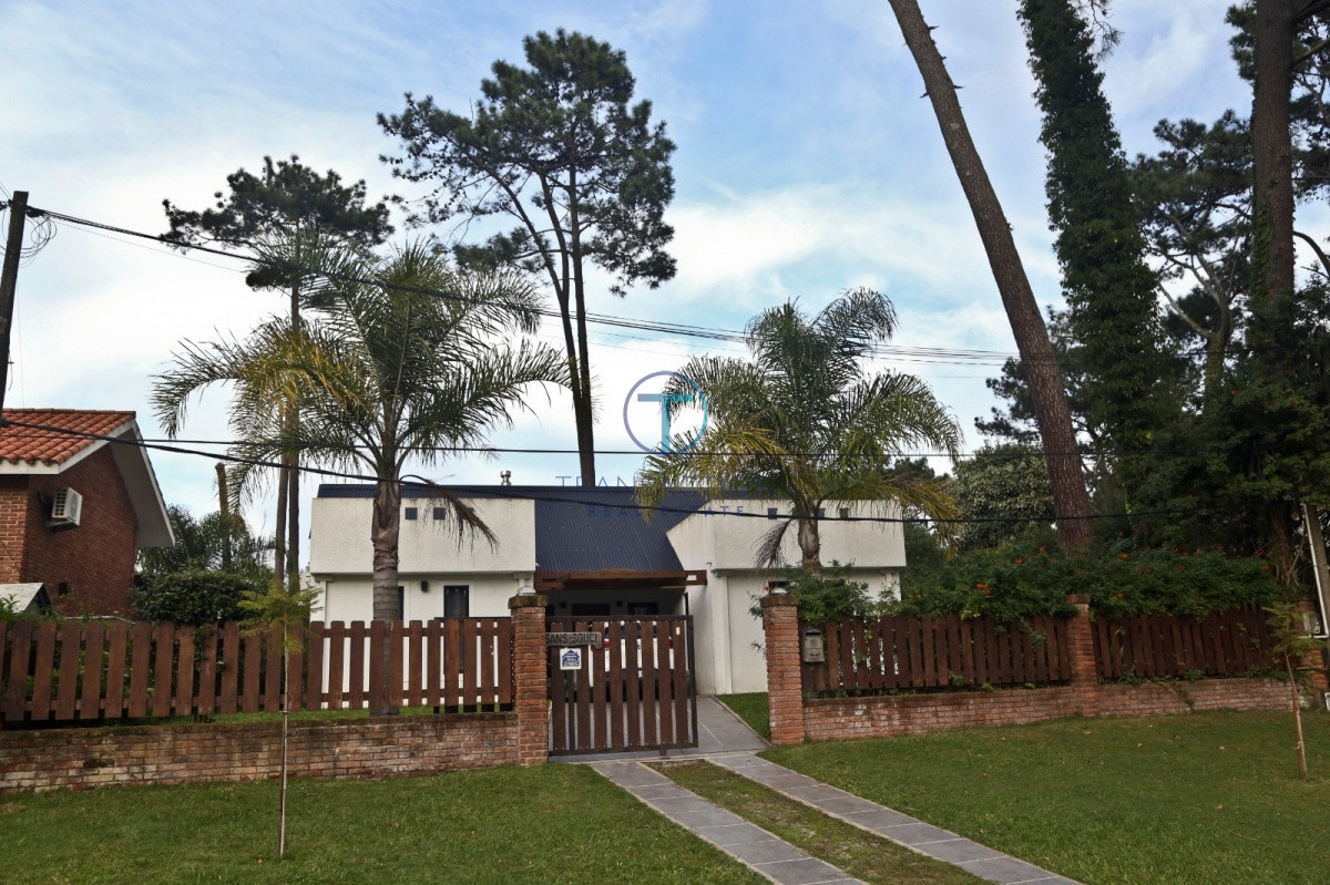 Casa ID.347/ - Venta -Casa en Pinares, Punta del este