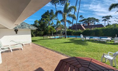 Gran casa a la venta ,Punta del Este, parada de la playa mansa