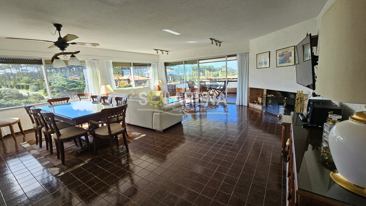Apartamento ID.5246 - Clásico edificio frente a Playa Brava con vista al mar