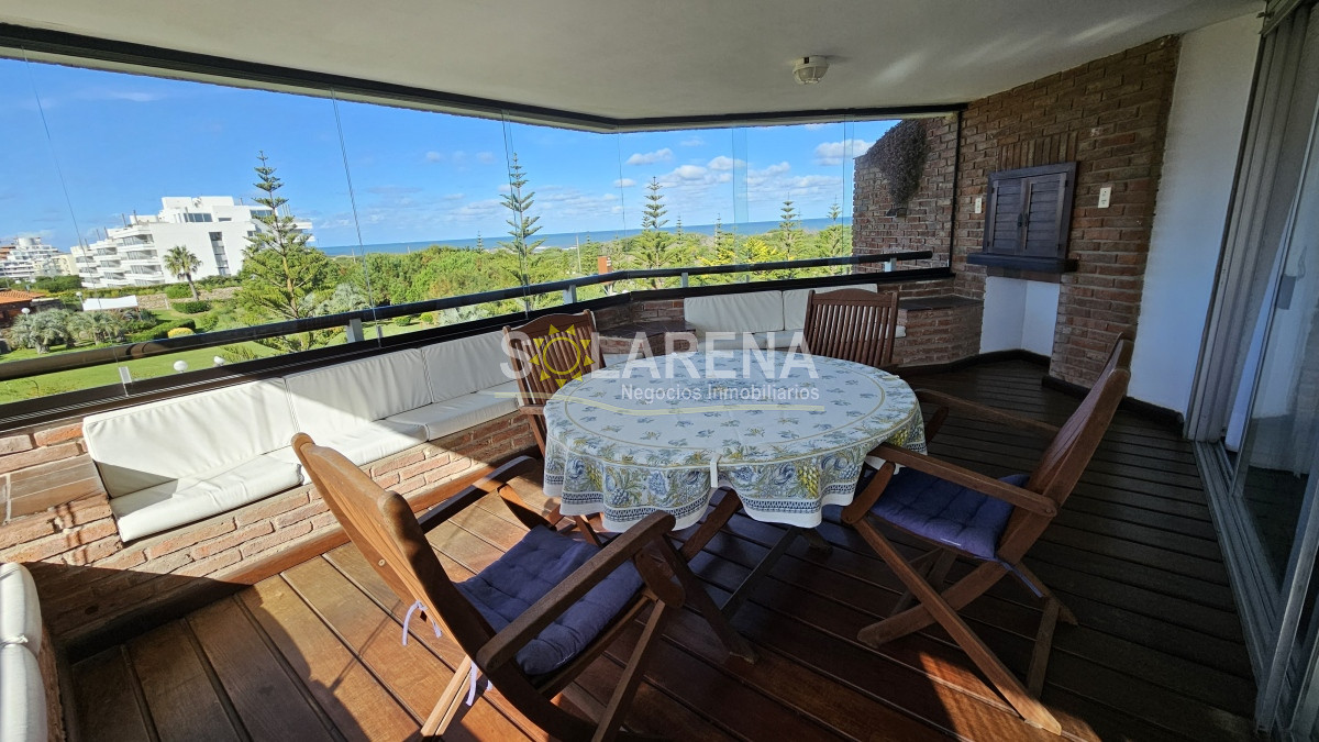 Apartamento ID.5246 - Clásico edificio frente a Playa Brava con vista al mar
