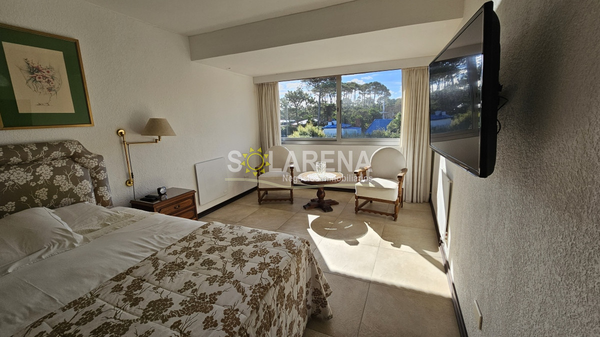 Apartamento ID.5246 - Clásico edificio frente a Playa Brava con vista al mar