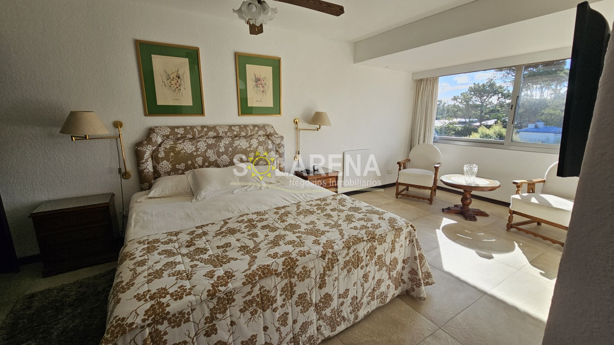 Apartamento ID.5246 - Clásico edificio frente a Playa Brava con vista al mar