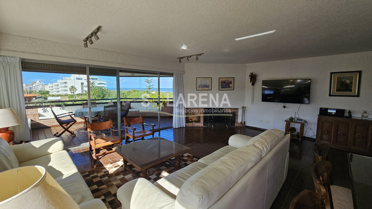 Apartamento ID.5246 - Clásico edificio frente a Playa Brava con vista al mar