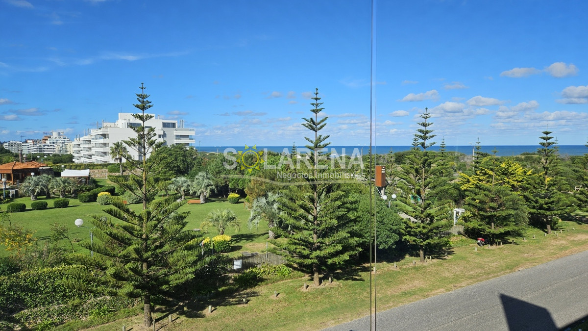 Apartamento ID.5246 - Clásico edificio frente a Playa Brava con vista al mar
