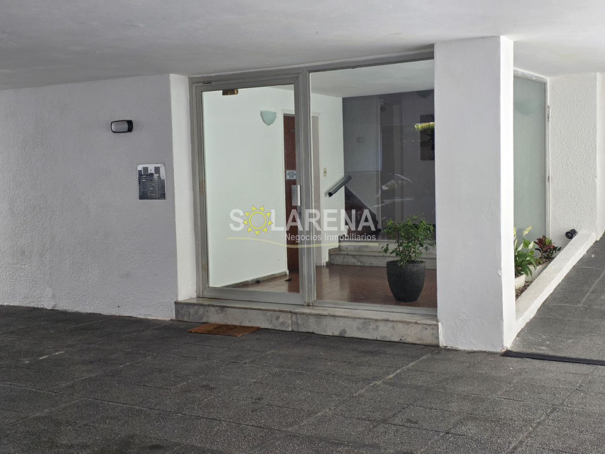 Apartamento ID.6586 - Edificio a una cuadra del puerto, de 4 pisos con ascensor.