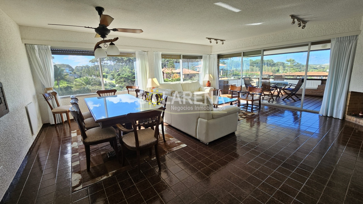 Apartamento ID.5246 - Clásico edificio frente a Playa Brava con vista al mar