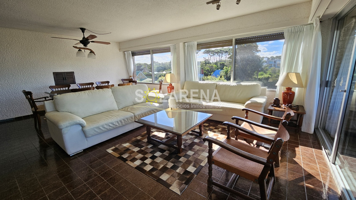 Apartamento ID.5246 - Clásico edificio frente a Playa Brava con vista al mar