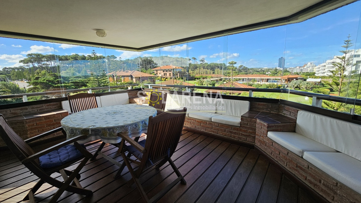 Apartamento ID.5246 - Clásico edificio frente a Playa Brava con vista al mar
