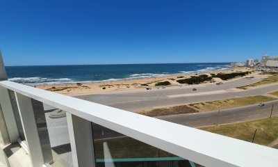 Torre de categoría frente a playa Brava