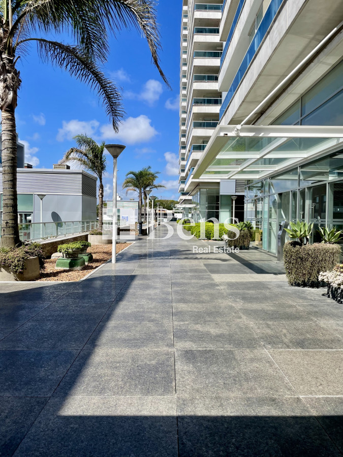 Apartamento ID.539 - Venta con Renta Apartamento Tres Dormitorios Buceo Garaje y Box