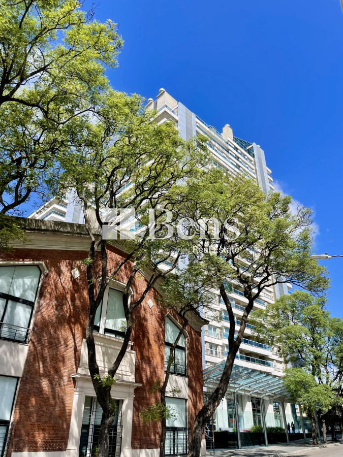 Apartamento ID.539 - Venta con Renta Apartamento Tres Dormitorios Buceo Garaje y Box