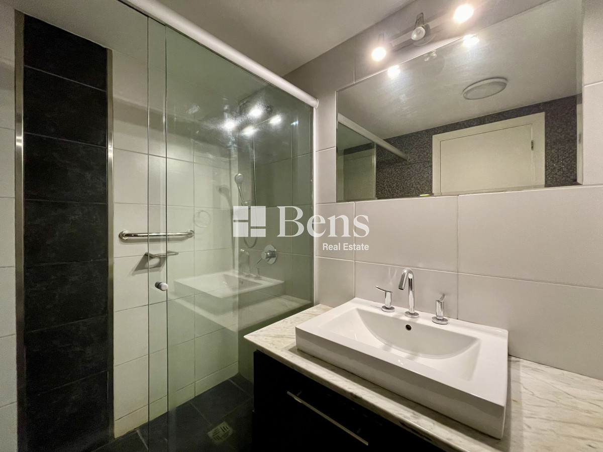 Apartamento ID.539 - Venta con Renta Apartamento Tres Dormitorios Buceo Garaje y Box