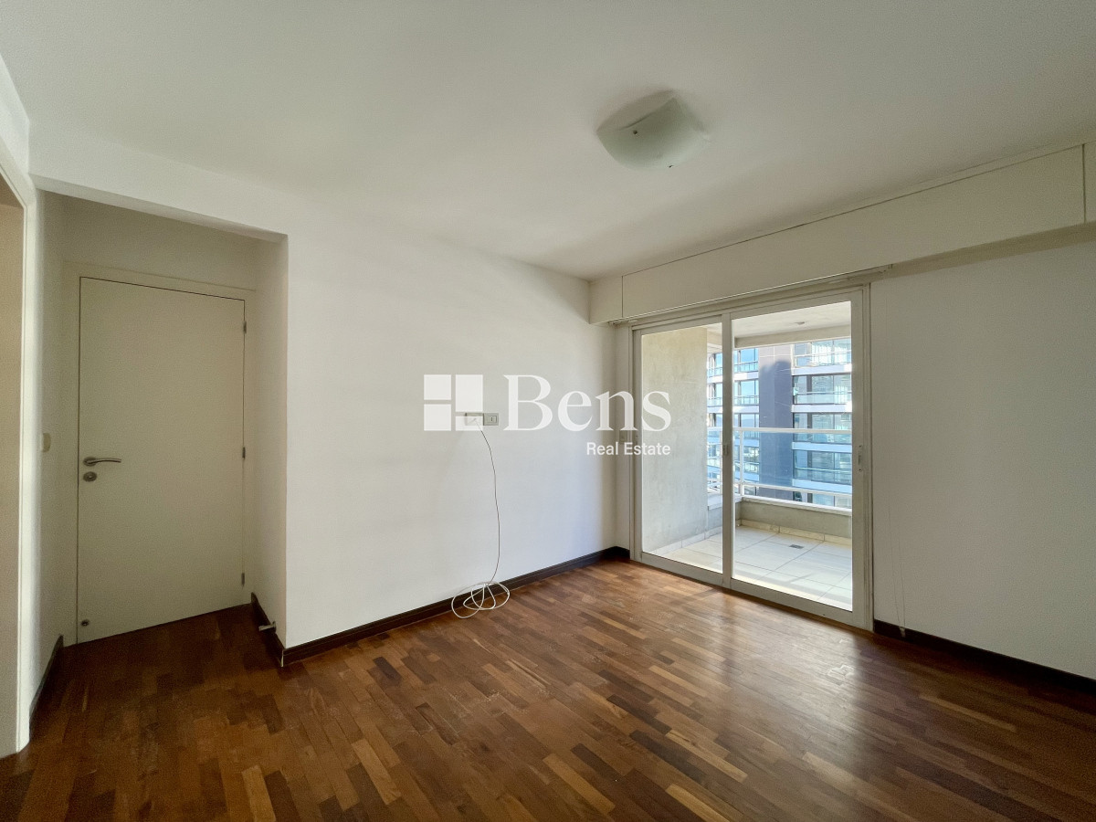 Apartamento ID.539 - Venta con Renta Apartamento Tres Dormitorios Buceo Garaje y Box