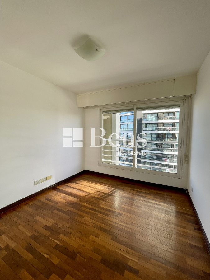 Apartamento ID.539 - Venta con Renta Apartamento Tres Dormitorios Buceo Garaje y Box