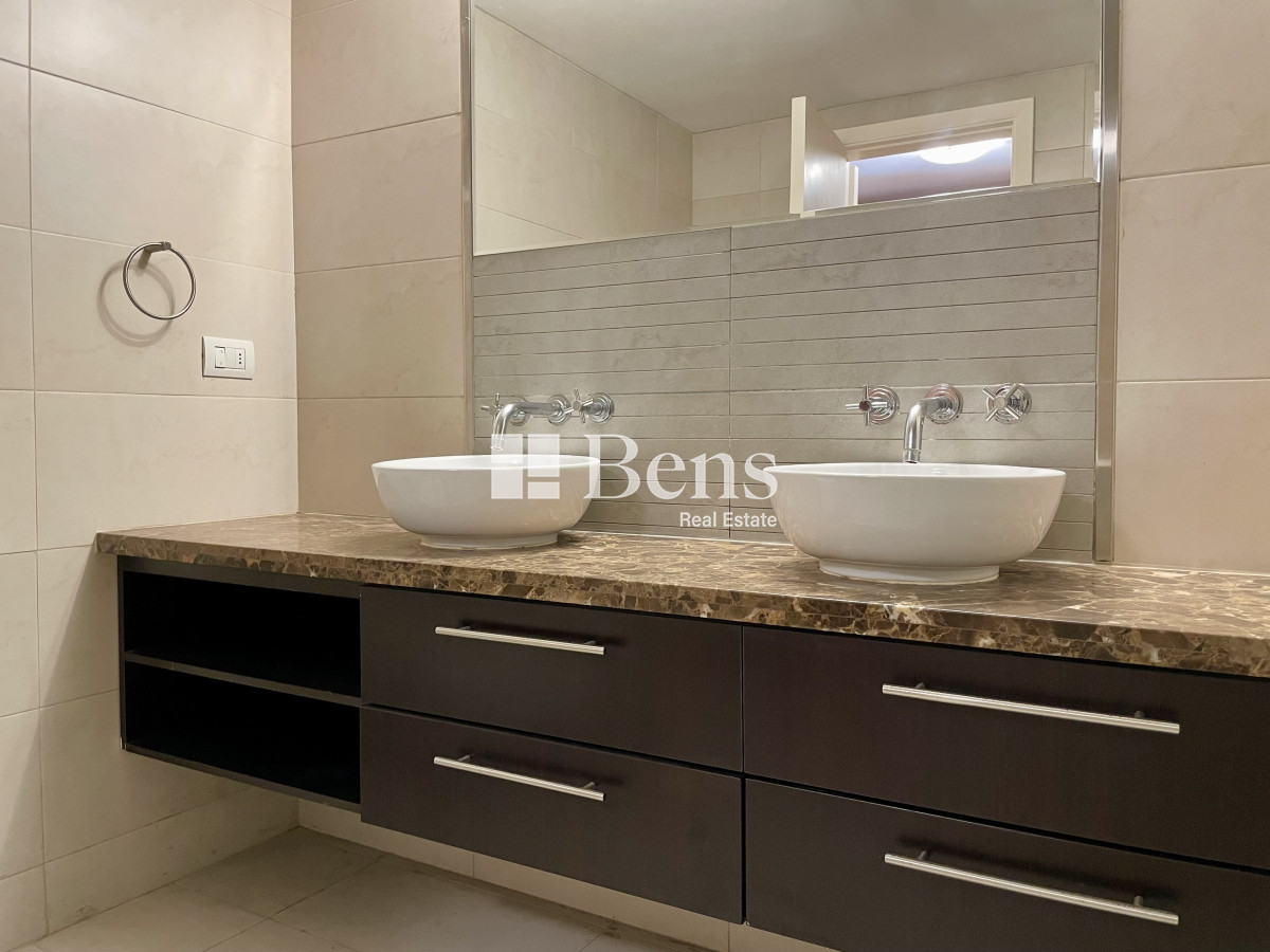 Apartamento ID.539 - Venta con Renta Apartamento Tres Dormitorios Buceo Garaje y Box