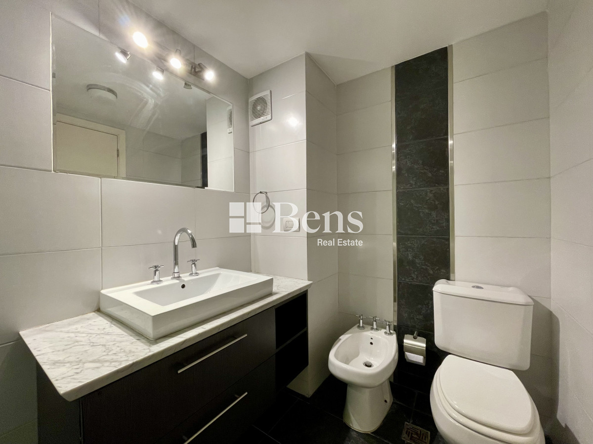 Apartamento ID.539 - Venta con Renta Apartamento Tres Dormitorios Buceo Garaje y Box