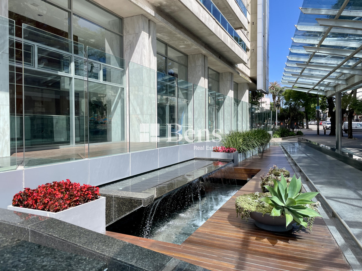 Apartamento ID.539 - Venta con Renta Apartamento Tres Dormitorios Buceo Garaje y Box