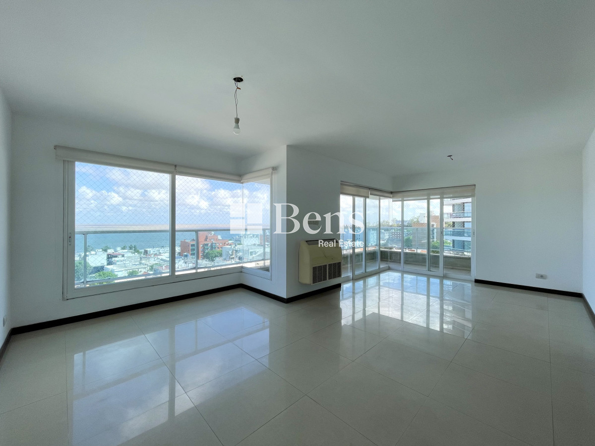 Apartamento ID.539 - Venta con Renta Apartamento Tres Dormitorios Buceo Garaje y Box