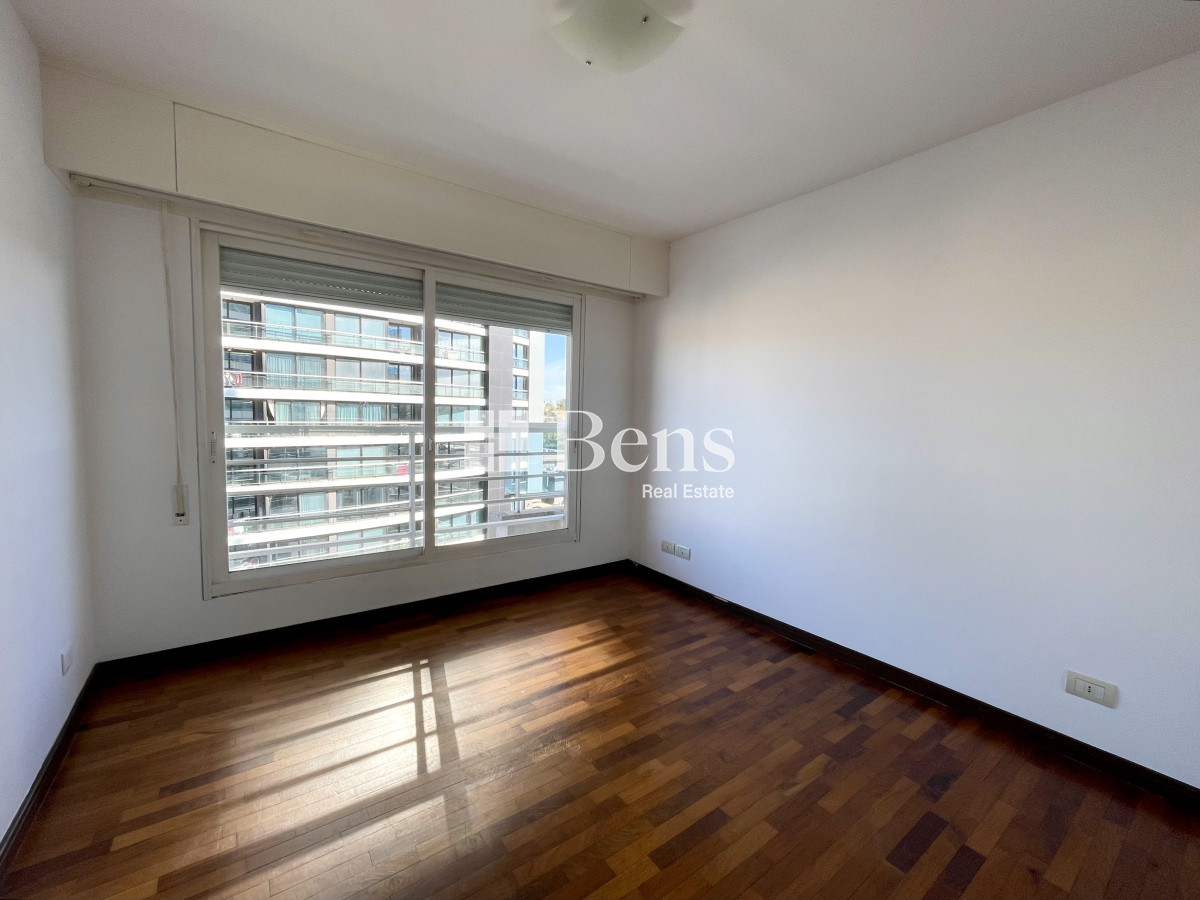 Apartamento ID.539 - Venta con Renta Apartamento Tres Dormitorios Buceo Garaje y Box