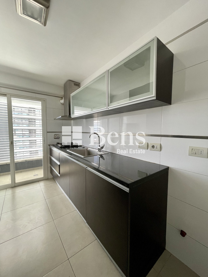 Apartamento ID.539 - Venta con Renta Apartamento Tres Dormitorios Buceo Garaje y Box