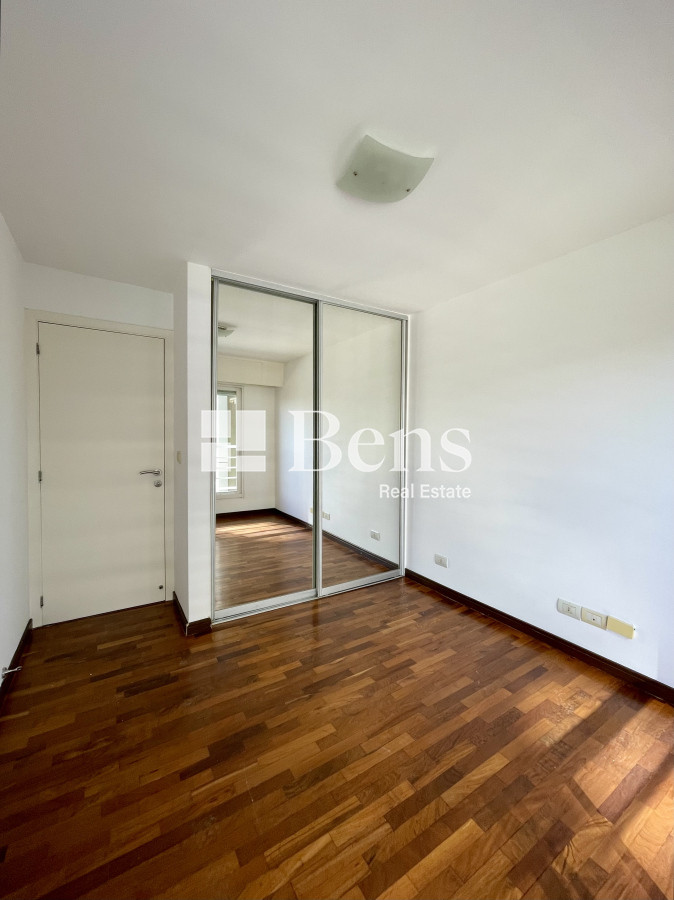 Apartamento ID.539 - Venta con Renta Apartamento Tres Dormitorios Buceo Garaje y Box