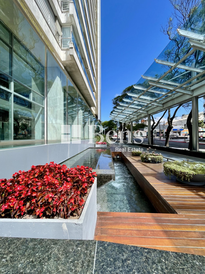 Apartamento ID.539 - Venta con Renta Apartamento Tres Dormitorios Buceo Garaje y Box