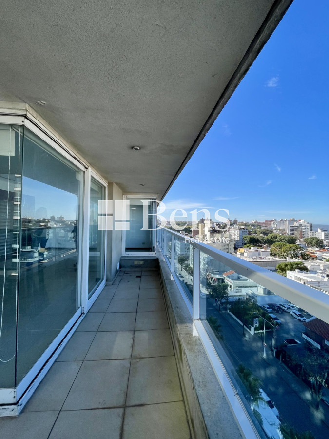 Apartamento ID.539 - Venta con Renta Apartamento Tres Dormitorios Buceo Garaje y Box