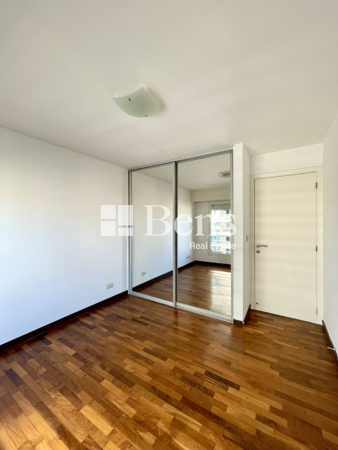 Apartamento ID.539 - Venta con Renta Apartamento Tres Dormitorios Buceo Garaje y Box