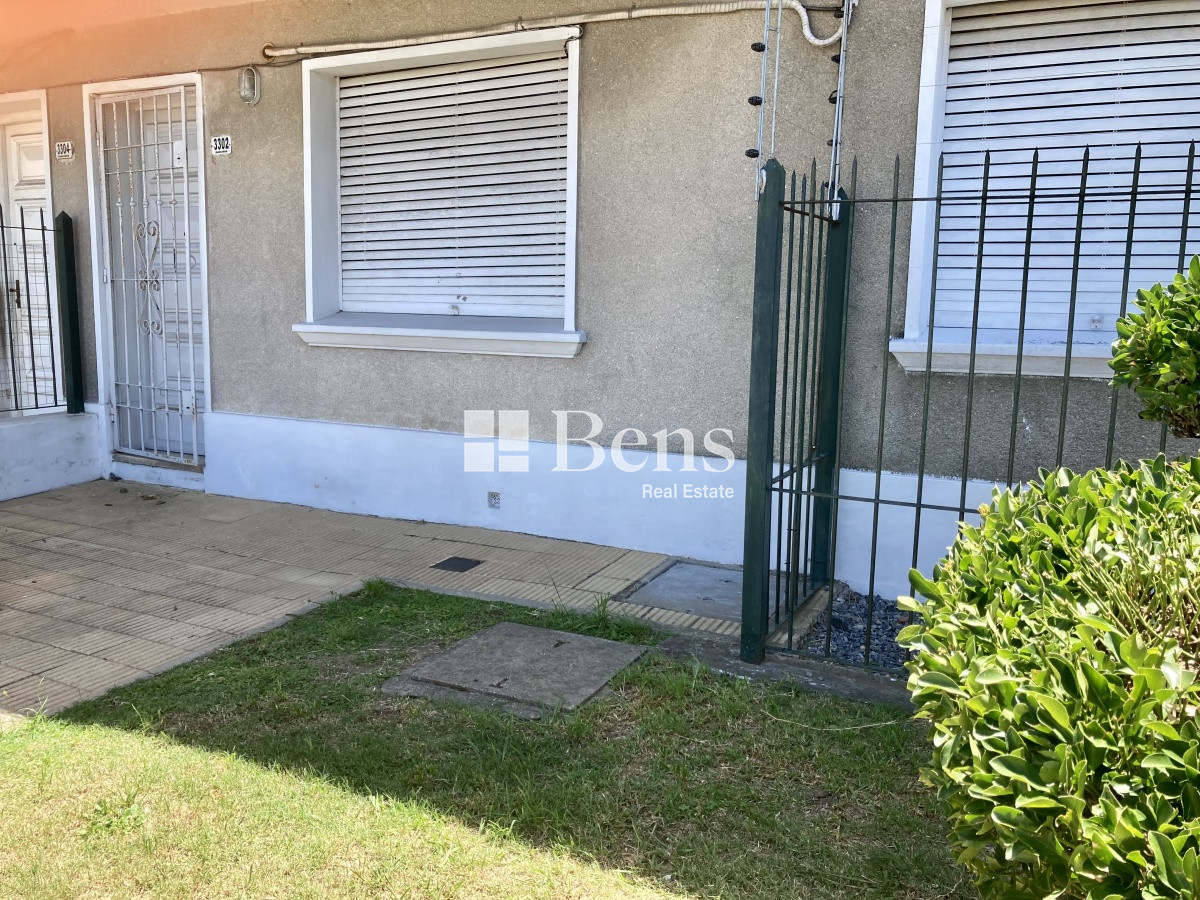Casa ID.10 - VENTA - CASA DOS DORMITORIOS CON JARDIN Y GARAGE - LAS ACACIAS