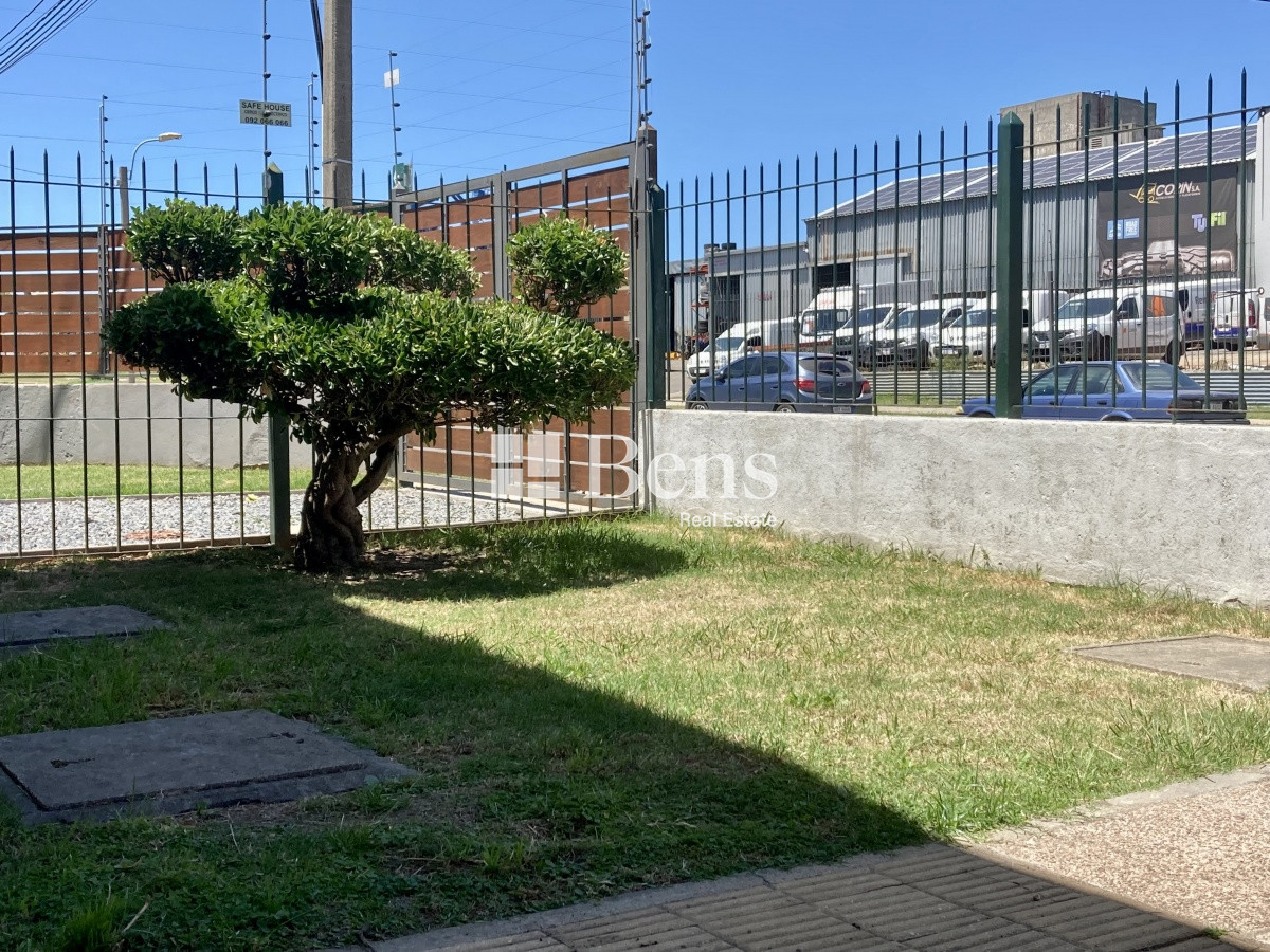 Casa ID.10 - VENTA - CASA DOS DORMITORIOS CON JARDIN Y GARAGE - LAS ACACIAS
