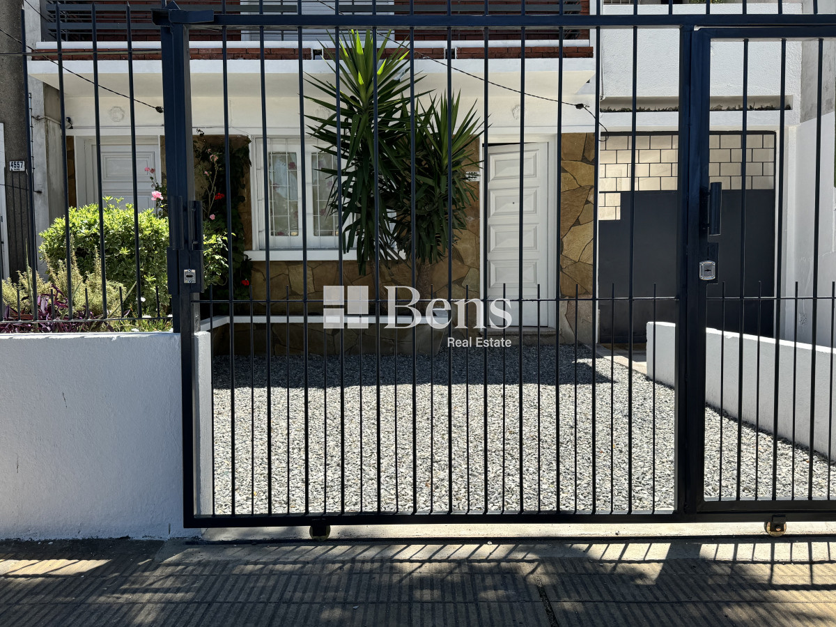 Casa ID.499 - ALQUILER - CASA A ESTRENAR - AL FRENTE CON JARDÍN Y PATIO - COCHERA PARA DOS AUTOS