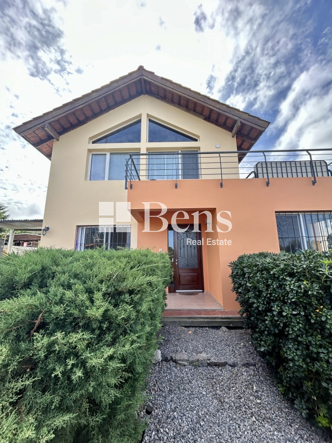 Casa ID.493 - VENTA - CASA AMPLIOS DORMITORIOS - BALCÓN - PARQUE Y BARBACOA -REAL DE SAN CARLOS - COLONIA DEL SACRAMENTO