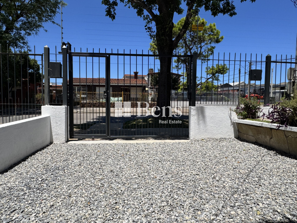 Casa ID.499 - ALQUILER - CASA A ESTRENAR - AL FRENTE CON JARDÍN Y PATIO - COCHERA PARA DOS AUTOS