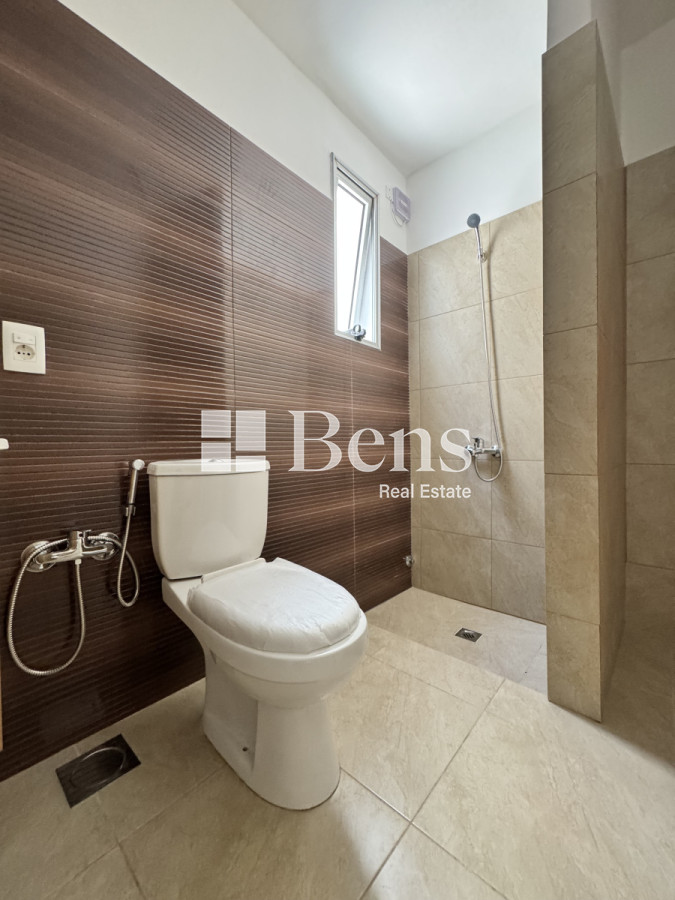 Casa ID.499 - ALQUILER - CASA A ESTRENAR - AL FRENTE CON JARDÍN Y PATIO - COCHERA PARA DOS AUTOS