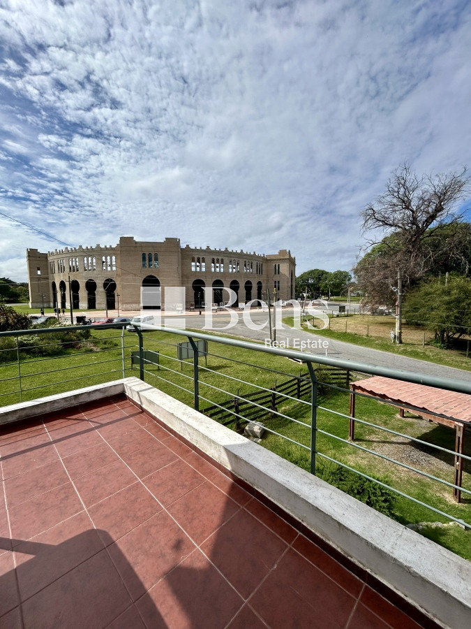 Casa ID.494 - VENTA – CASA AMPLIOS DORMITORIOS – BALCÓN - PARQUE Y BARBACOA -REAL DE SAN CARLOS - COLONIA DEL SACRAMENTO